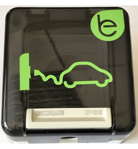 Vista frontal da tomada EV Protecta da SCAME