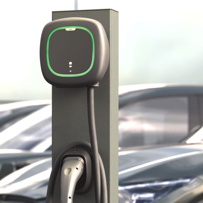 Carregador elétrico Wallbox Pulsar Pro instalado no pedestal